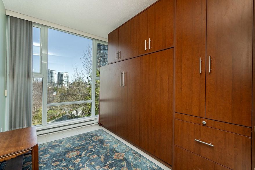 601 455 Beach Crescent