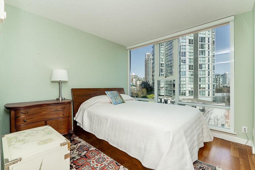 601 455 Beach Crescent