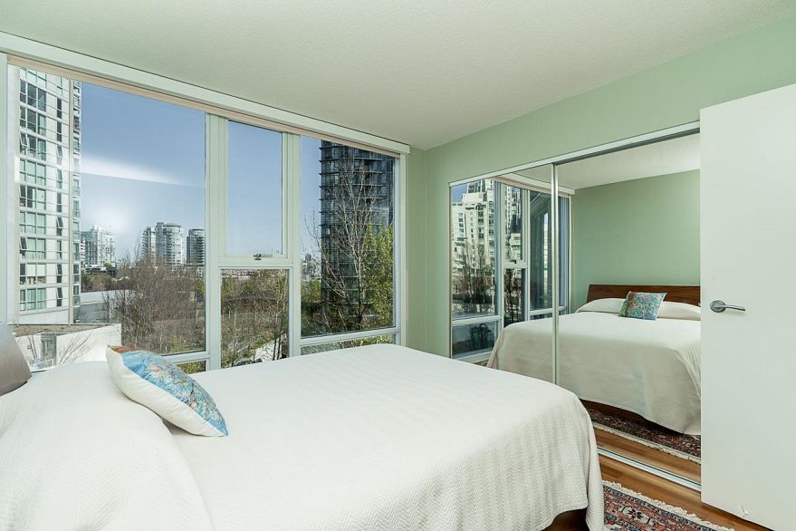 601 455 Beach Crescent