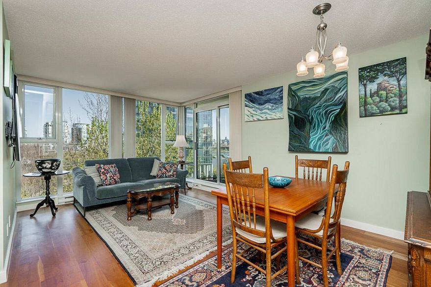 601 455 Beach Crescent