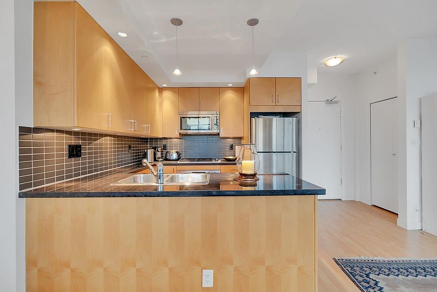 1907 1050 Smithe Street