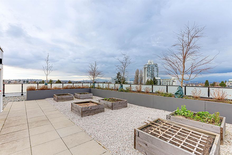 411 4933 Clarendon Street