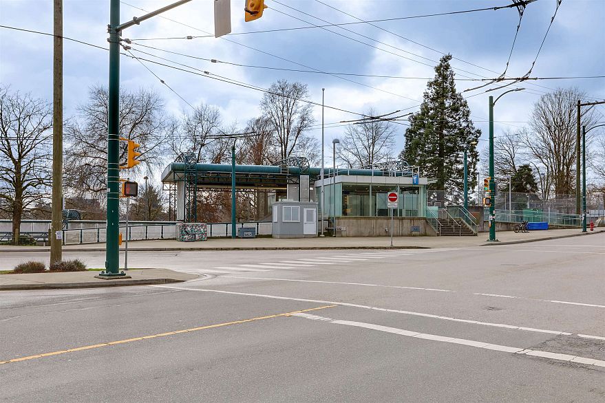 411 4933 Clarendon Street