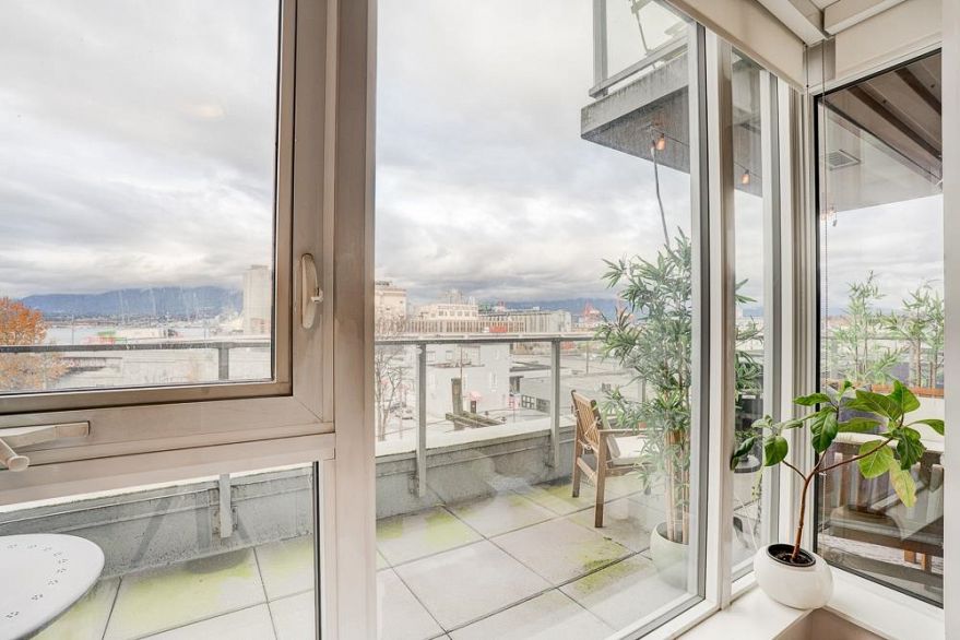 201 983 E Hastings Street