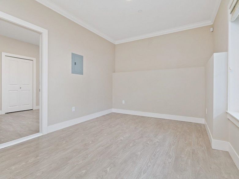 102 4577 Slocan Street