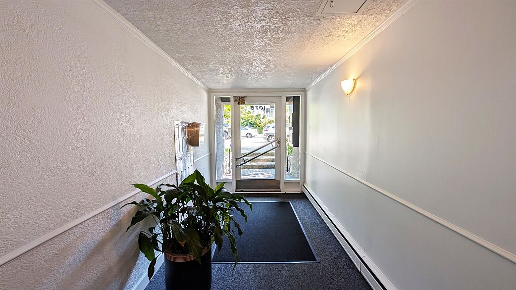 101 1075 W 13th Avenue