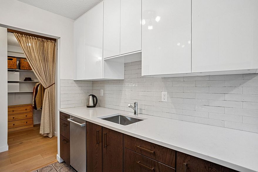 113 2033 Triumph Street