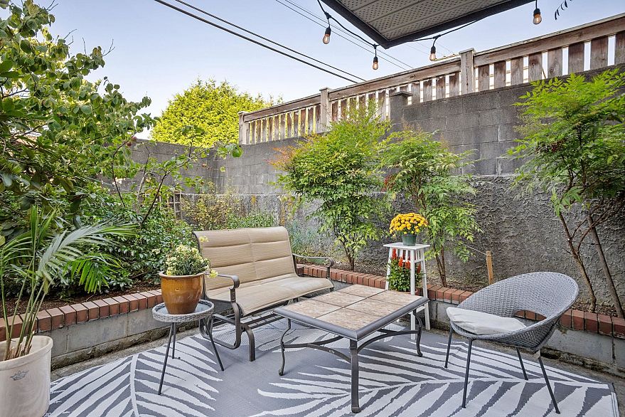 113 2033 Triumph Street