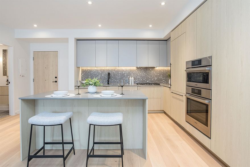 PH521 471 E Broadway