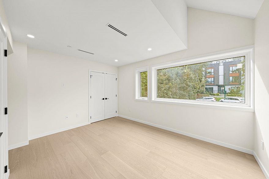 1 2091 E 20th Avenue