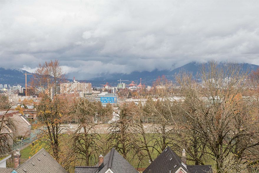 PH521 471 E Broadway