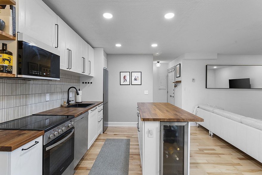 104 1045 W 8th Avenue