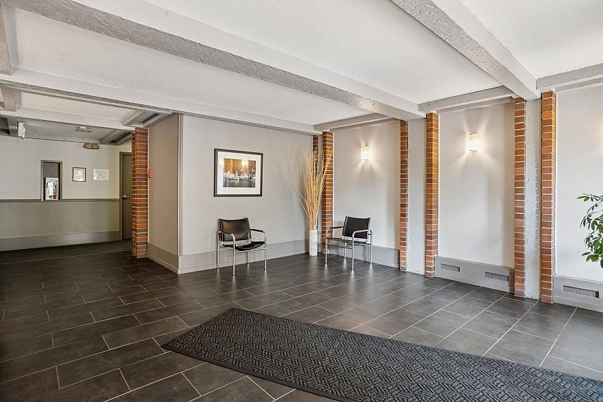 113 2033 Triumph Street