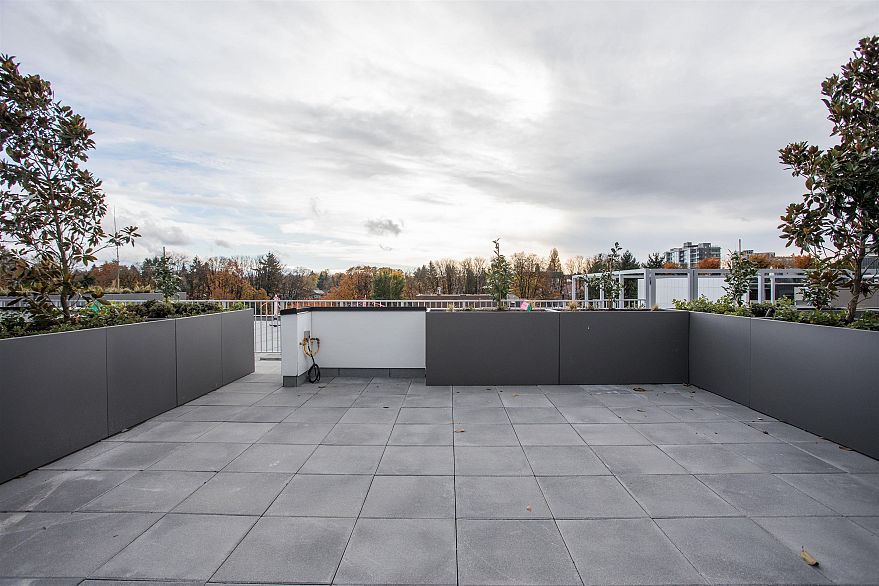 PH521 471 E Broadway