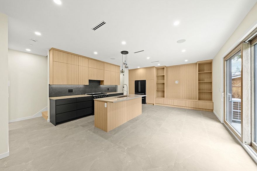 1 2091 E 20th Avenue