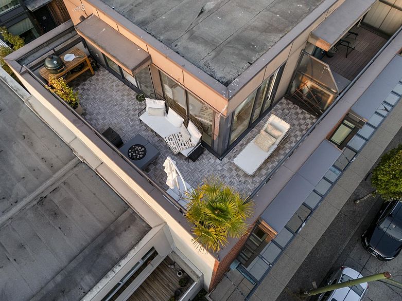 211 1961 Collingwood Street