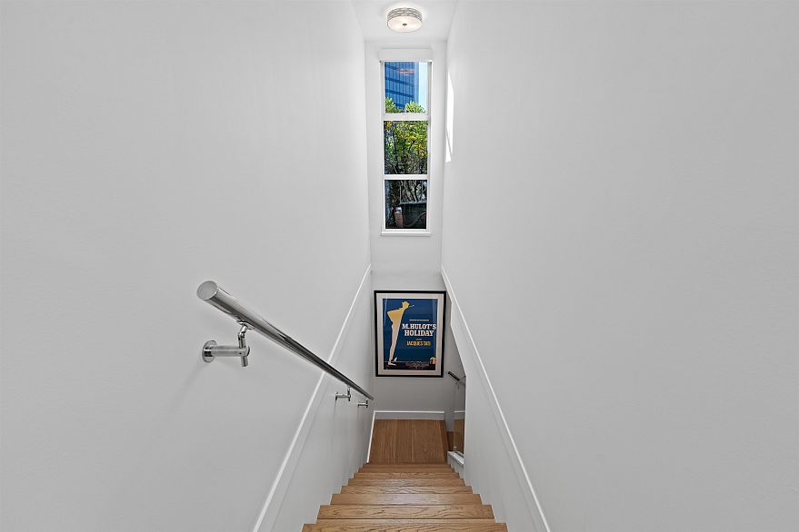 325 638 W 7th Avenue