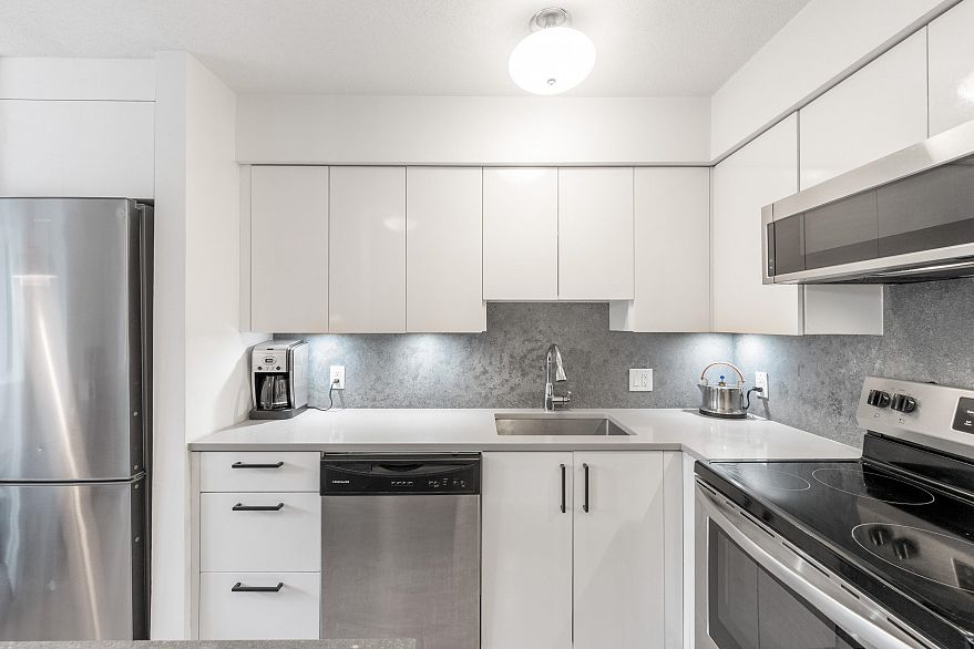 105 2133 Dundas Street