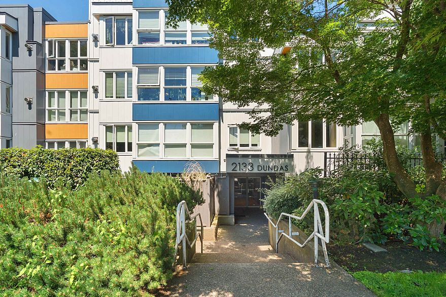 105 2133 Dundas Street
