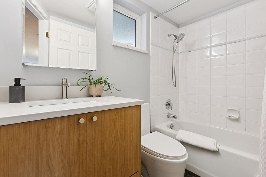 314 2565 W Broadway Street