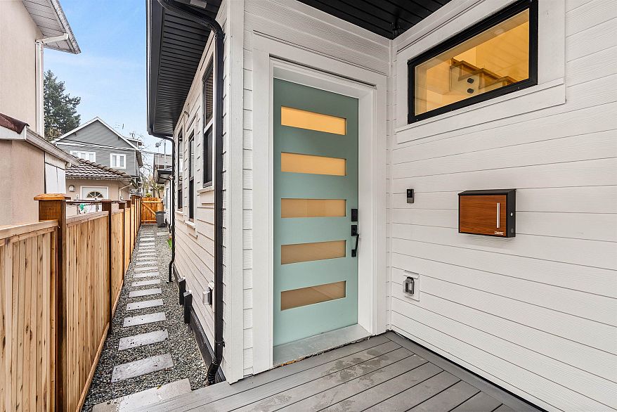 2 1822 E 14th Avenue