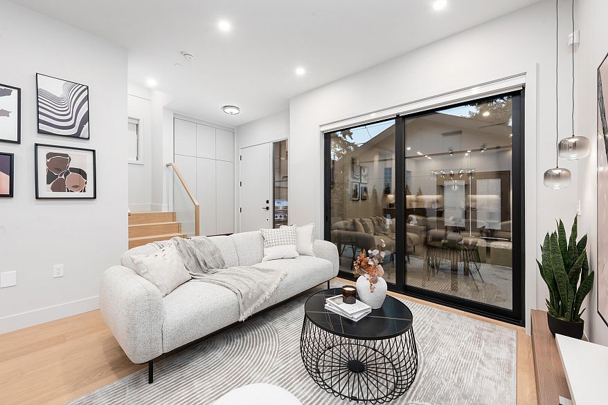 2 2635 W 12th Avenue