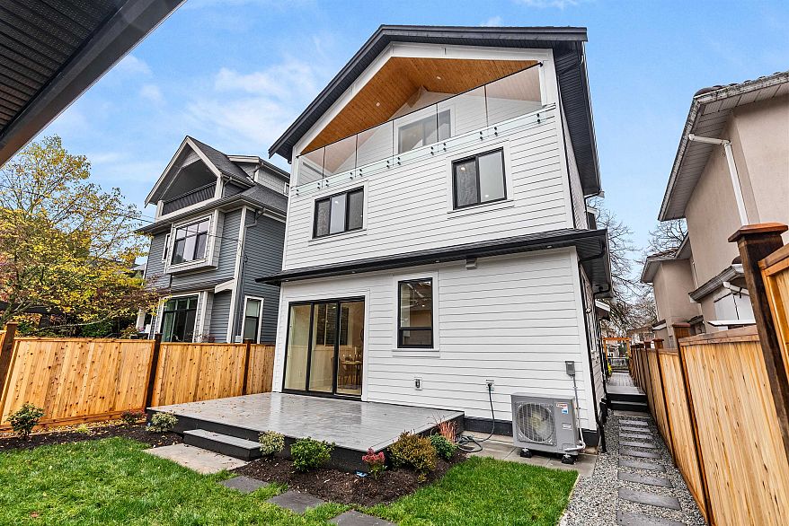 2 1822 E 14th Avenue