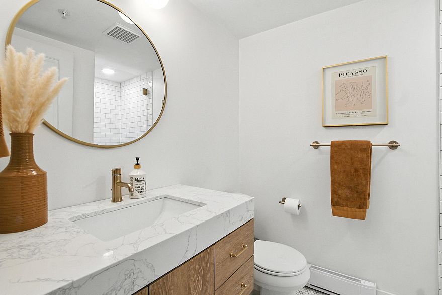 106 688 E 16th Avenue