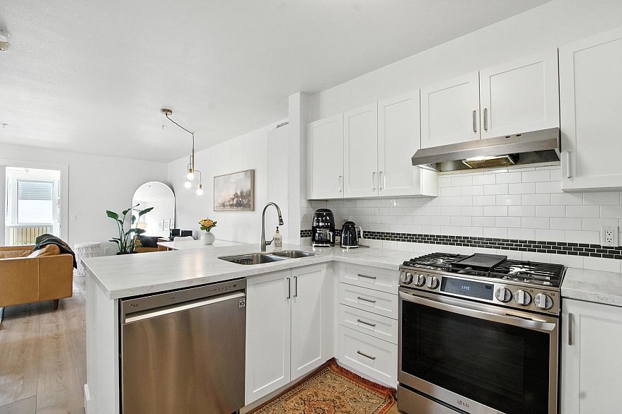 106 688 E 16th Avenue