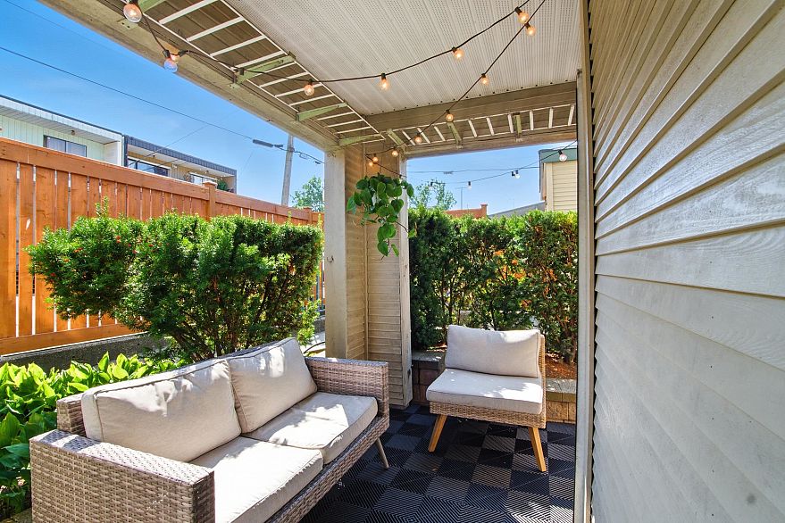 106 688 E 16th Avenue