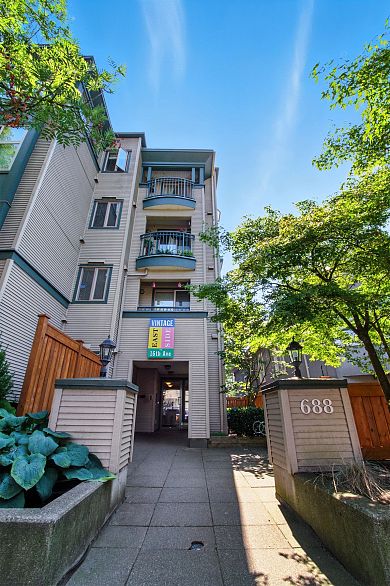 106 688 E 16th Avenue