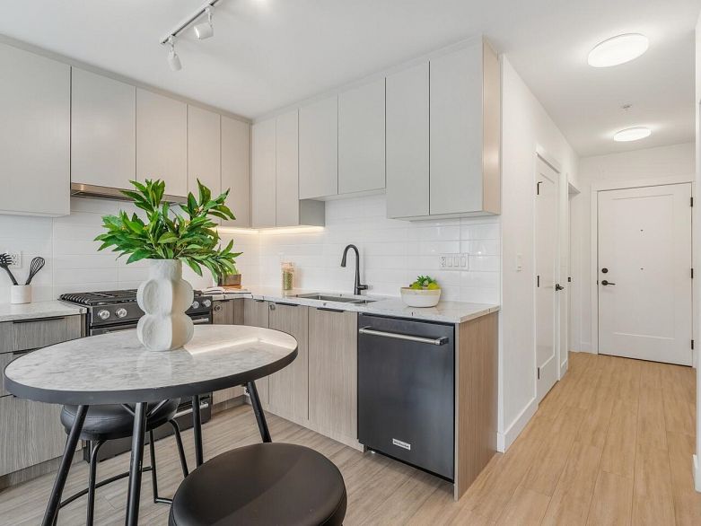 208 2408 Grant Street