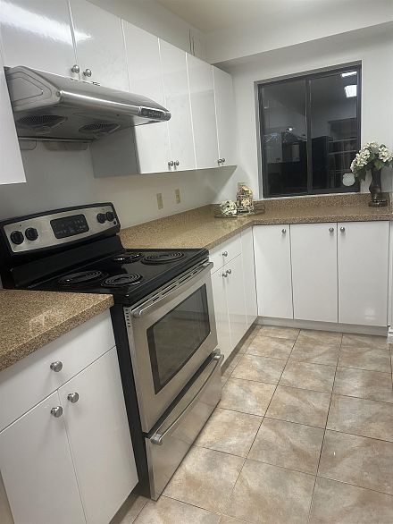 207 1080 Broughton Street