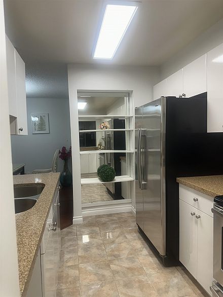 207 1080 Broughton Street