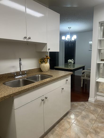 207 1080 Broughton Street