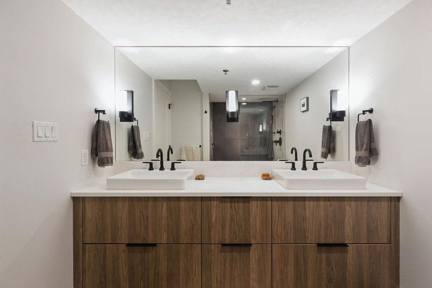 215 3250 W Broadway Street