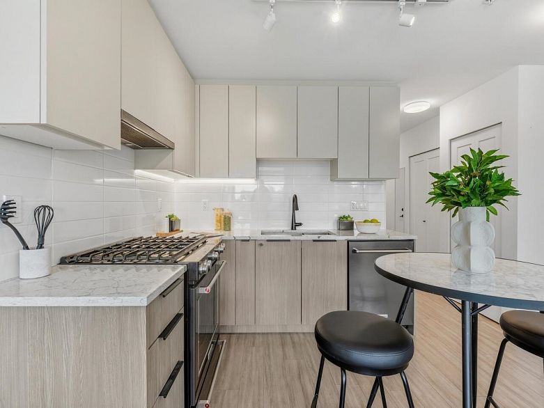 208 2408 Grant Street