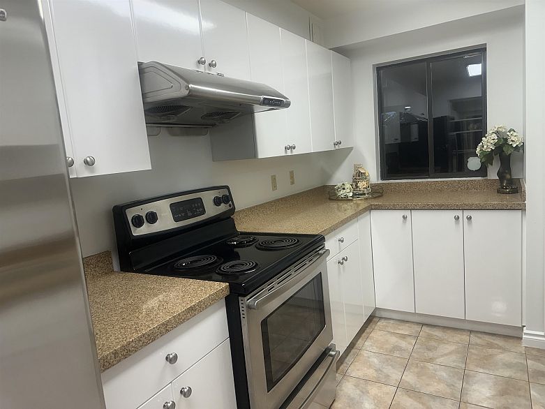 207 1080 Broughton Street