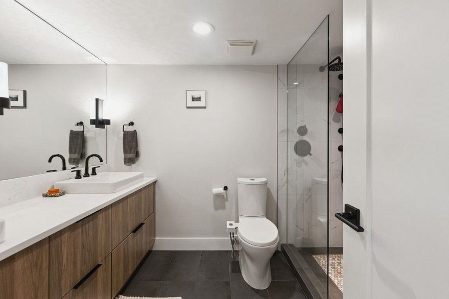 215 3250 W Broadway Street