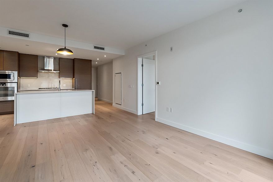 207 5693 Elizabeth Street