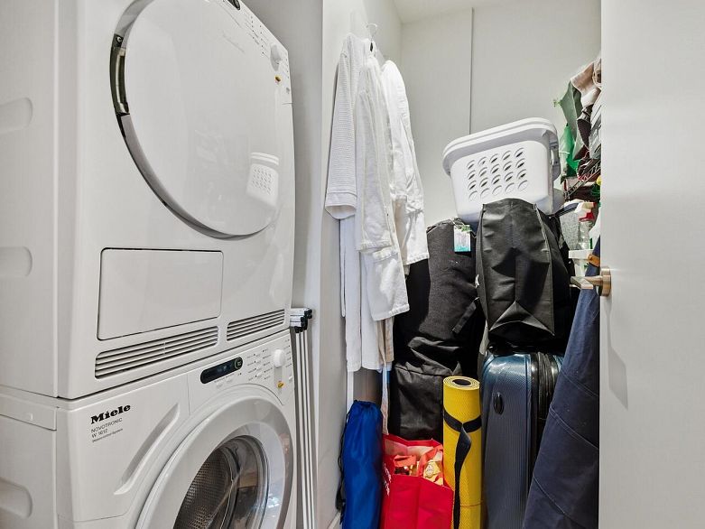 1701 667 Howe Street