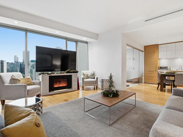 1701 667 Howe Street