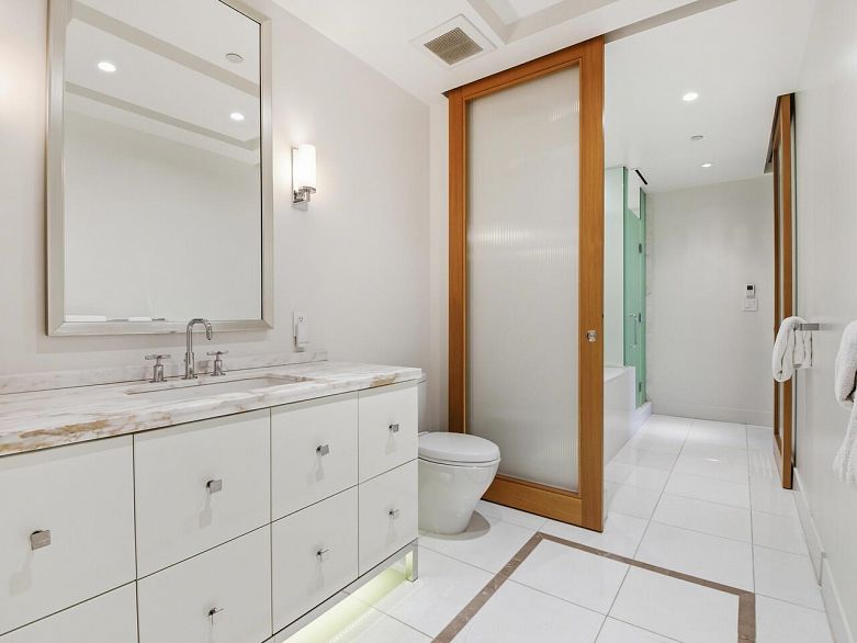 1701 667 Howe Street