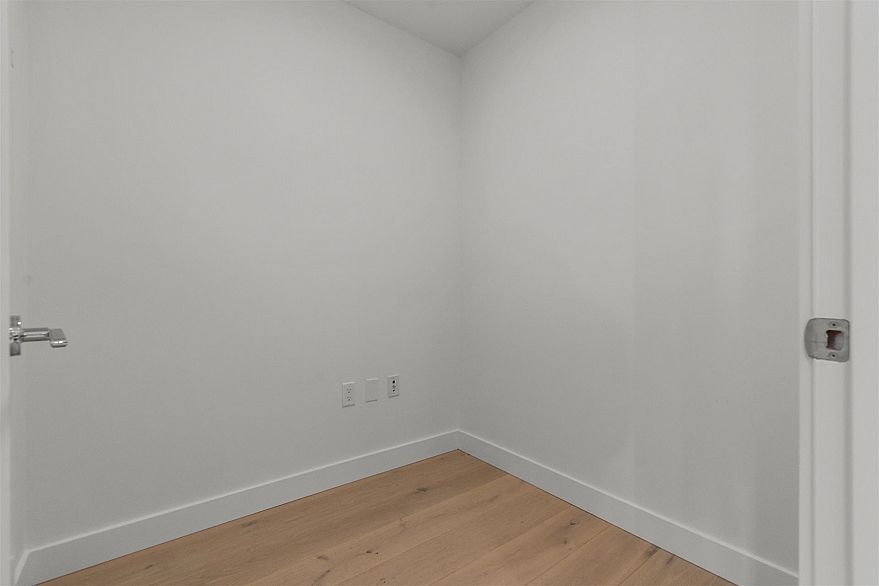 207 5693 Elizabeth Street