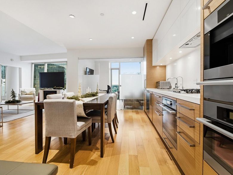 1701 667 Howe Street