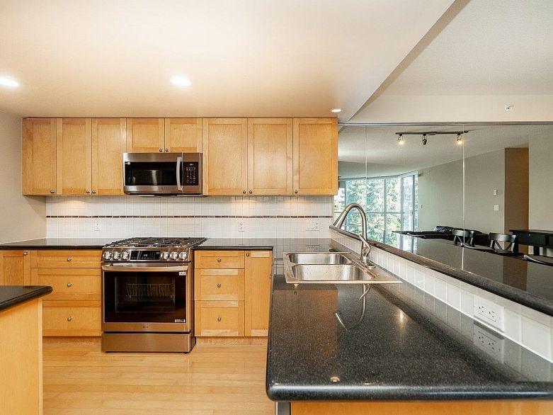 403 1425 W 6th Avenue