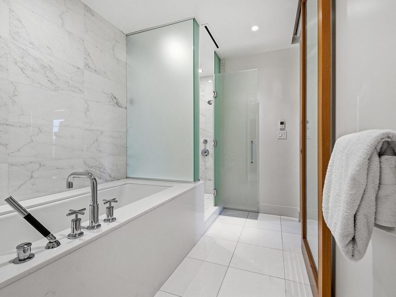 1701 667 Howe Street