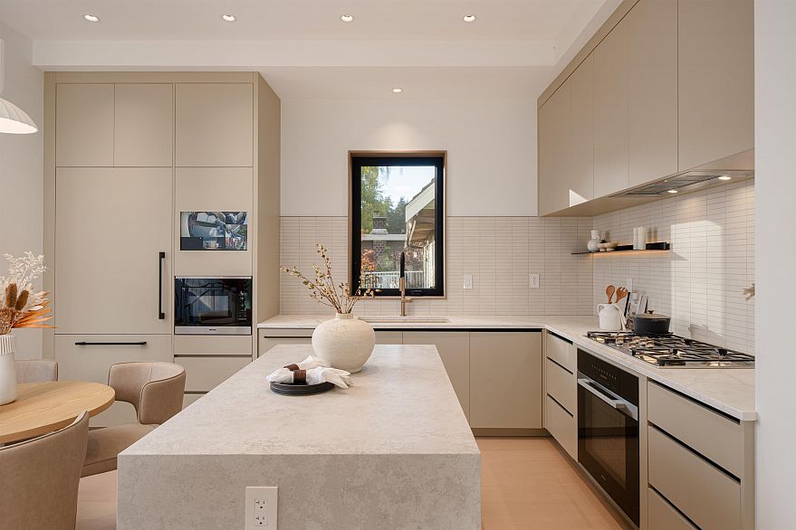 2 4018 W 21st Avenue