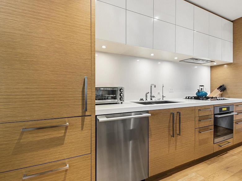 1701 667 Howe Street