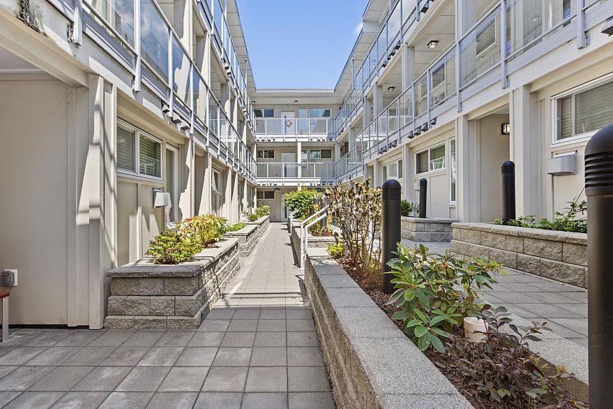 218 1838 Renfrew Street